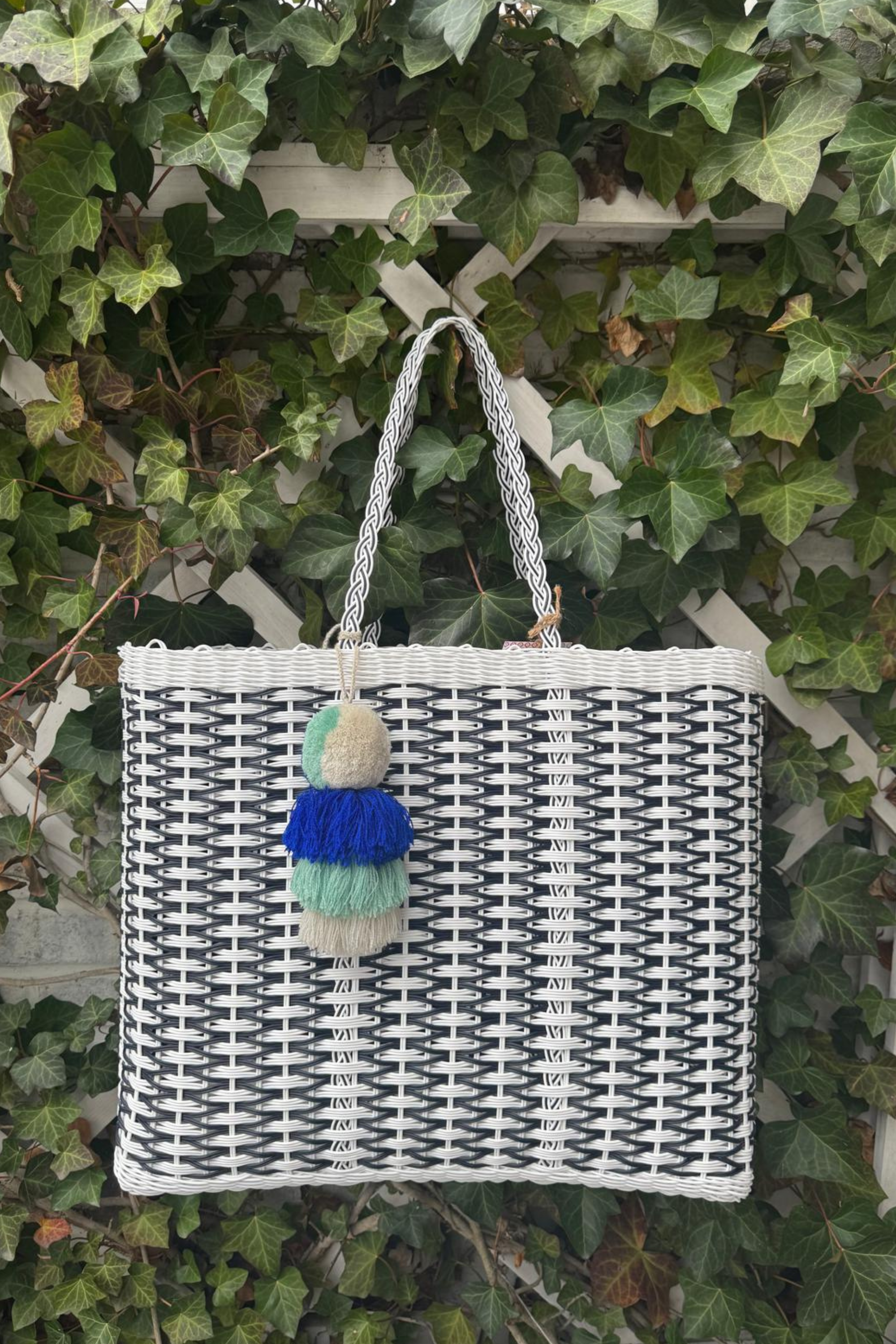 Coastal Weave Capsule In Navy Citron Tote